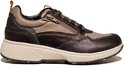 Bruine sneaker met beige en donkerbruine leren panelen. Snake-print details en ritssluiting op de veters.