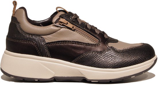 Bruine sneaker met beige en donkerbruine leren panelen. Snake-print details en ritssluiting op de veters.