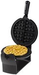 Zwart wafelijzer met een ronde, goudbruine wafel in het midden.