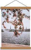 Schoolplaat – Boom bij het Water met Roze Bloemetjes - 30x40cm Foto op Textielposter (Wanddecoratie op Schoolplaat)