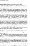 Een jonge vrouw die naar buiten kijkt en een boek vasthoudt.