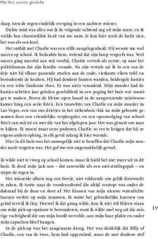 Een jonge vrouw die naar buiten kijkt en een boek vasthoudt.