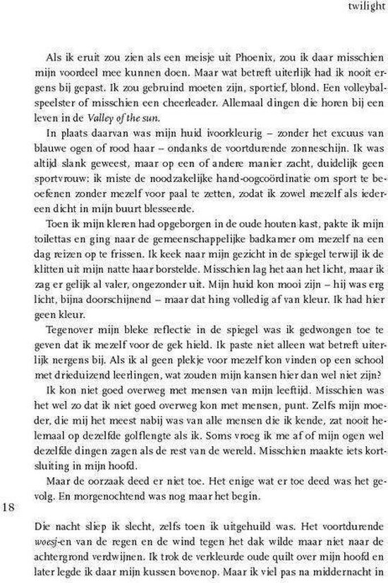 Een jonge vrouw die in de spiegel kijkt en haar haar borstelt.