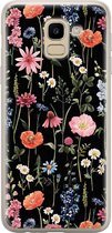 Samsung Galaxy J6 2018 hoesje siliconen - Dark flowers - Soft Case Telefoonhoesje - Bloemen - Zwart