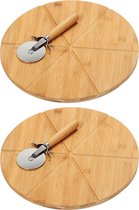 2x Bamboe houten pizza serveerplanken met pizzasnijders 32 cm - Serveerplank/snijplank - Pizza snijplanken - Pizzabord met pizzames