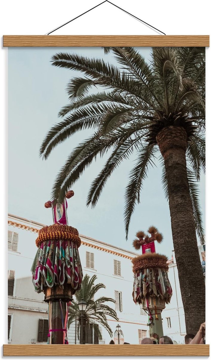 Schoolplaat – Palmboom met Versierde Palen - 40x60cm Foto op Textielposter (Wanddecoratie 