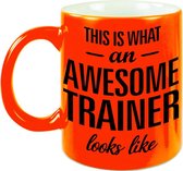 This is what an awesome trainer looks like tekst cadeau mok / beker - neon oranje - 330 ml - Trainer / coach kado