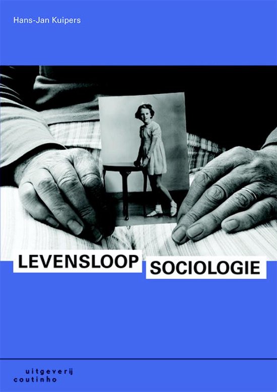 Boekomslag met twee handen, een foto van een kind en de tekst 'Levensloop Sociologie'.