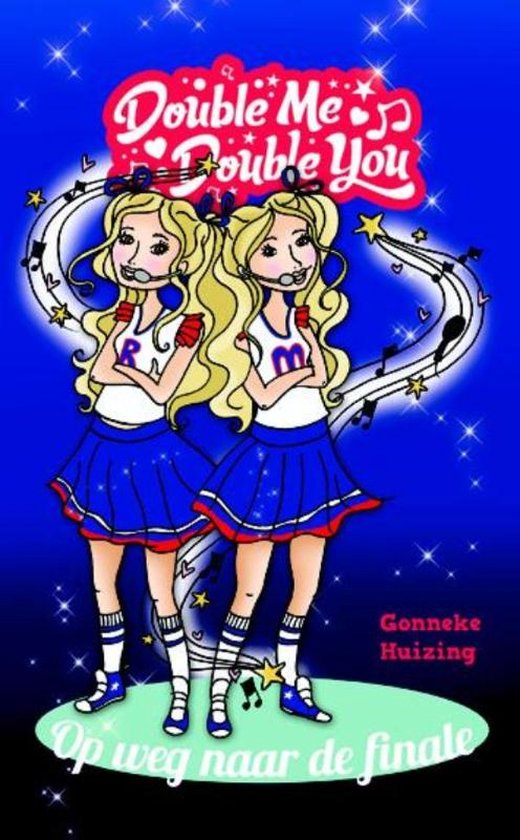 Twee zingende tweelingzussen met blonde staarten, witte tops en blauwe rokjes. 'Double Me, Double You, Op weg naar de finale'.