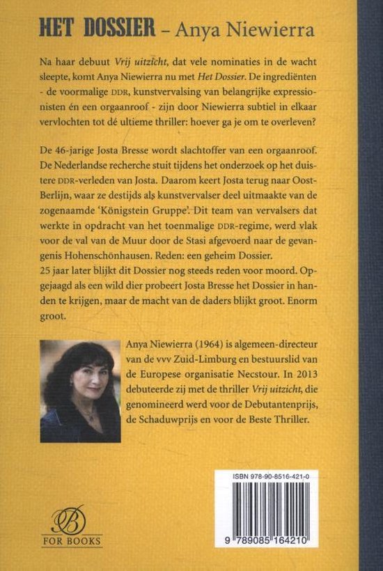 Foto van Anya Niewierra, auteur van "Het Dossier", met bruin haar en een donker vest.