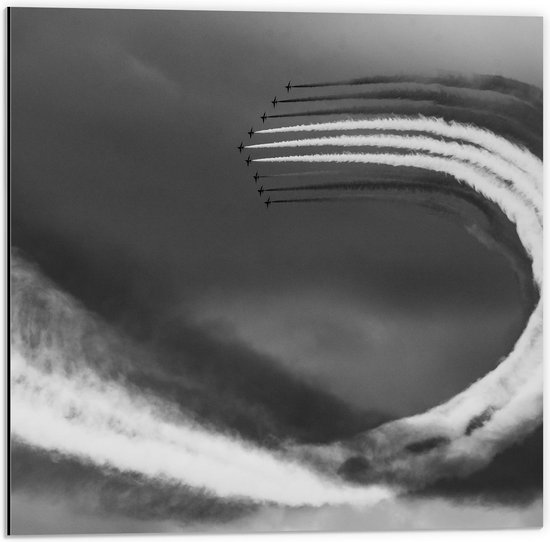 Dibond - Vliegshow met Rook (zwart/wit) - 50x50cm Foto op Aluminium (Met Ophangsysteem)