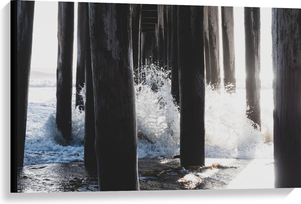 Canvas - Palen van een Pier in het Water - 90x60cm Foto op Canvas Schilderij (Wanddecorati