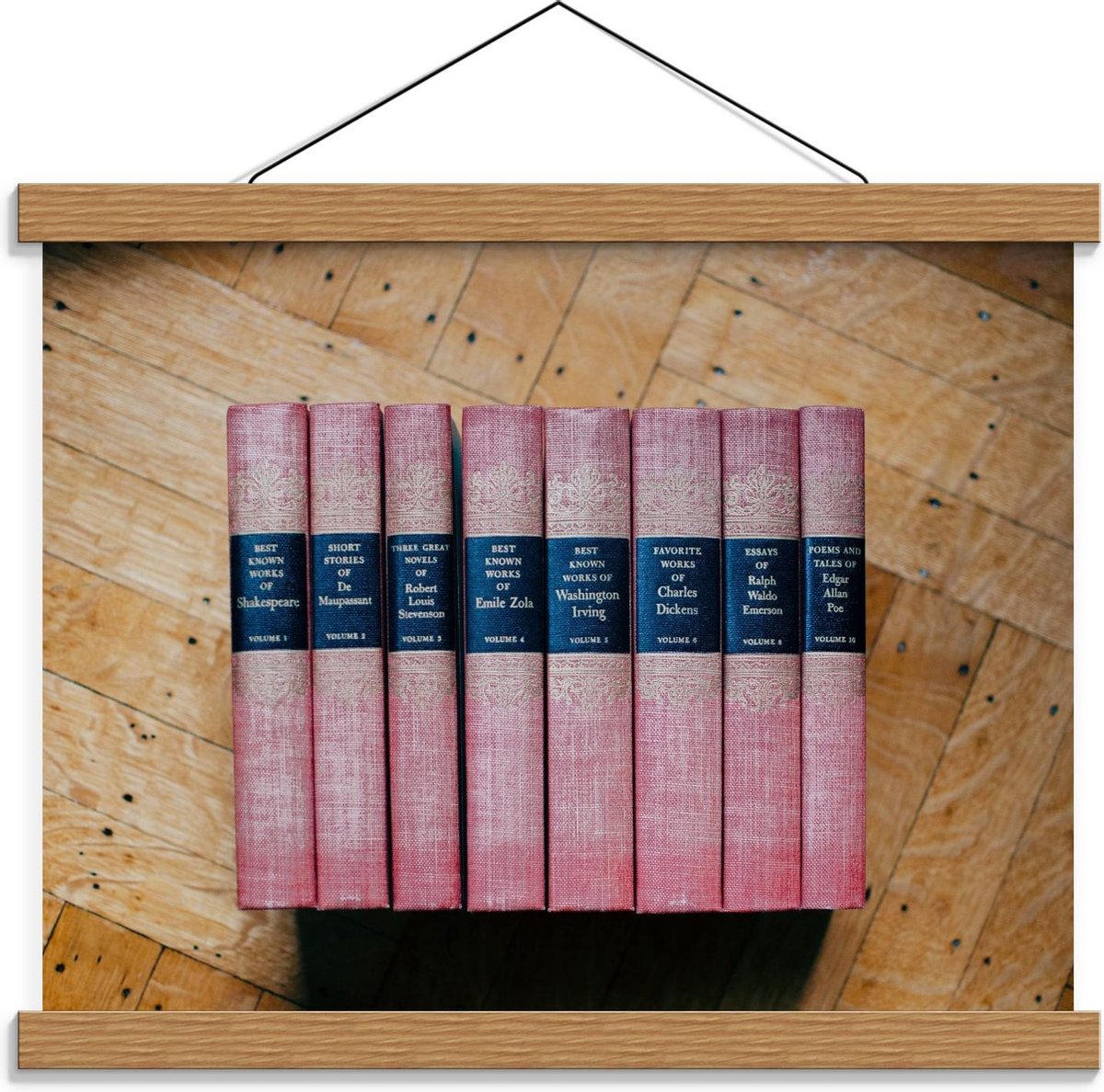 Schoolplaat – Rode Boeken op Houten Vloer - 40x30cm Foto op Textielposter (Wanddecoratie o