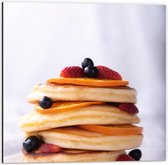Dibond - Mini Pancakes met Bessen en Aardbeien - 50x50cm Foto op Aluminium (Wanddecoratie van metaal)