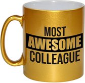 1x stuks collega cadeau mok / beker met tekst most awesome colleague - goud - personeel kado mokken / bekers