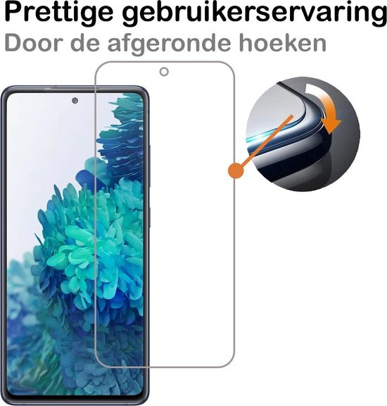 Prettige gebruikerservaring door de afgeronde hoeken van de screenprotector, op een smartphone met groenblauwe achtergrond.