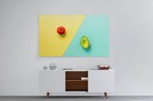 Schilderij - Groen gesneden avocado en rode tomaat op blauwe en gele achtergrond. — 90x60 cm