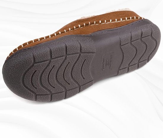 Onderkant van een bruine suède pantoffel met crème bont en antislipzool.