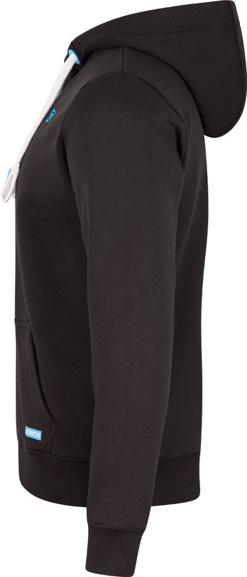 Zijkant van een zwarte hoodie met capuchon, rits en kangoeroezak.