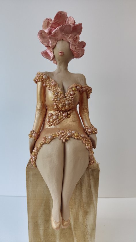 Bayan--Beeld dikke dame-zalmkleurige jurk met bolletjes en rose hoed- zalmkleurige ballerinas- zittend beeld -handgemaakt-klei-nederlands product- 33cm hoog-decoratie interieur-ongewoonbijzonder-kunst-uniek beeld-dikke dames