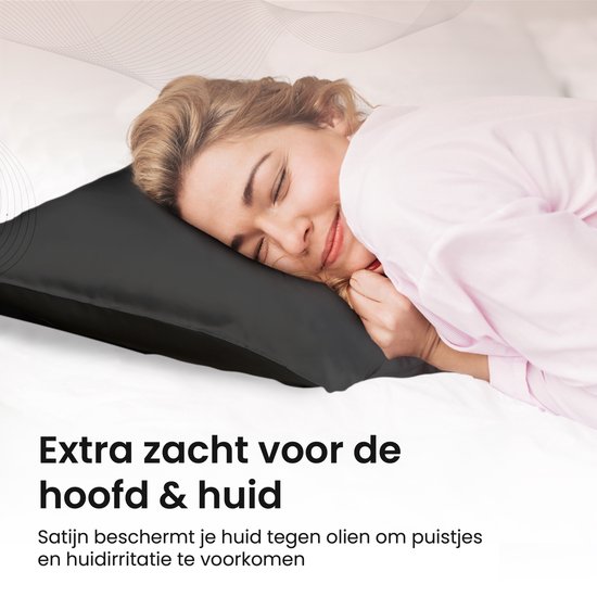 Een vrouw met blonde haren slaapt op een zwart satijnen kussensloop.