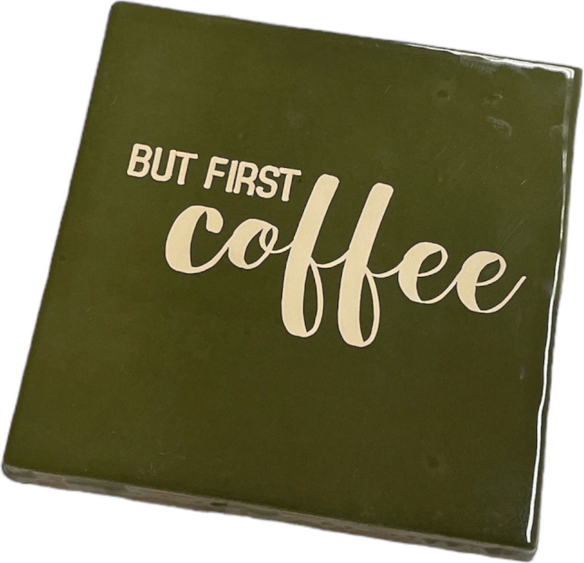 Hippe tegeltje met tekst: But first coffee | Olijfgroen met beige | Gepersonaliseerde cadeau | Hippe Spreuktegel | Nieuwe woning cadeau | Housewarming cadeau | Quote tegeltje met Koffie coffee