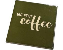 Hippe tegeltje met tekst: But first coffee | Olijfgroen met beige | Gepersonaliseerde cadeau | Hippe Spreuktegel | Nieuwe woning cadeau | Housewarming cadeau | Quote tegeltje met Koffie coffee