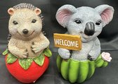 Polyresin (tuin)dieren op "aardbei en cactus" - Set van 2 stuks - egel en koala beer - meerkleurig - Hoogte 14 x 10 x 6 cm - Woonaccessoires - Tuinaccessoires - Tuindecoratie