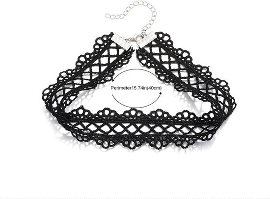 Zwarte kanten choker met opengewerkt ruitpatroon, zilverkleurige sluiting en verstelbare ketting. De omtrek is 40cm.