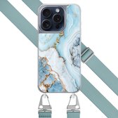 Hoesje met blauw koord - Geschikt voor iPhone 15 Pro - Marmer babyblauw - Verstelbaar & verwisselbaar koord - TPU backcover - Blauw - Leuke Telefoonhoesjes