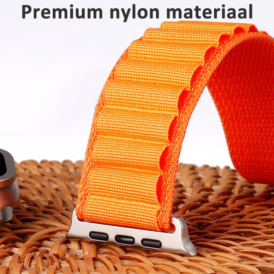 Oranje Alpine Loop nylon bandje met golvende textuur en metalen gesp detail.