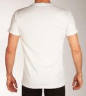 Man van achteren, draagt een wit T-shirt met ronde hals.