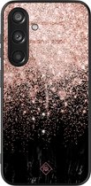 Casimoda® hoesje - Geschikt voor Samsung Galaxy S24 - Marmer Twist - Luxe Hard Case Zwart - Backcover telefoonhoesje - Rosekleurig