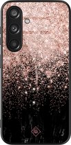 Coque Casimoda® - Convient pour Samsung Galaxy S24 - Marble Twist - Étui rigide de Luxe Zwart - Coque arrière pour téléphone - Couleur rose