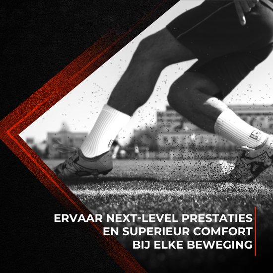 Voeten van een atleet in witte sportsokken op gras, klaar om te rennen.