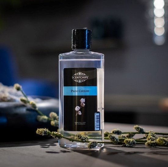 Fles geurolie 'Pure Cotton' met een zwart deksel en een label met katoenbloesems.