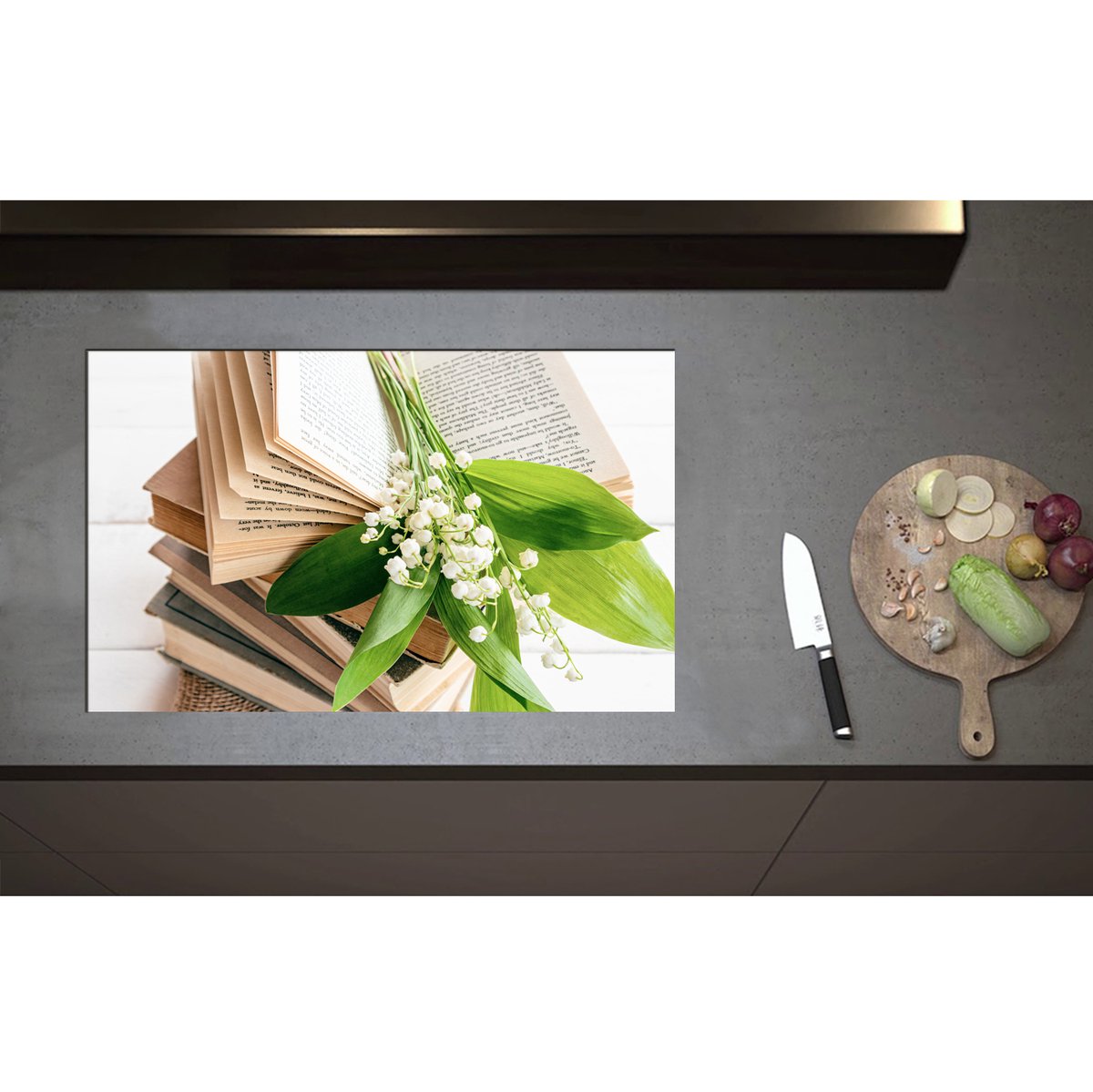Inductieplaat Beschermer - Boeket Kleine Witte Bloemen Liggend op Stapel Boeken - 80x50 cm - 2 mm Dik - Inductie Beschermer - Bescherming Inductiekookplaat - Kookplaat Beschermer van Zwart Vinyl