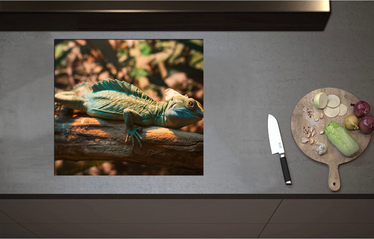 Inductieplaat Beschermer - Blauw-Groene Kameleon Liggend op Houten Boomstam - 60x55 cm - 2 mm Dik - Inductie Beschermer - Bescherming Inductiekookplaat - Kookplaat Beschermer van Zwart Vinyl