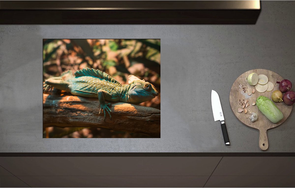 Inductieplaat Beschermer - Blauw-Groene Kameleon Liggend op Houten Boomstam - 60x51 cm - 2 mm Dik - Inductie Beschermer - Bescherming Inductiekookplaat - Kookplaat Beschermer van Wit Vinyl