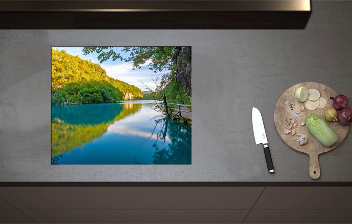 Inductieplaat Beschermer - Blauwkleurig Meer onder aan de Berg met Groene Bomen - 60x51 cm - 2 mm Dik - Inductie Beschermer - Bescherming Inductiekookplaat - Kookplaat Beschermer van Zwart Vinyl