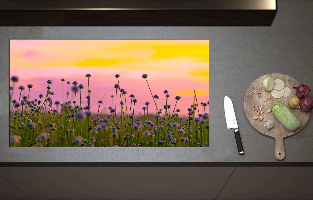 Inductieplaat Beschermer - Bloemenveld Vol Paarse Knopjes Bloemen - 95x52 cm - 2 mm Dik - Inductie Beschermer - Bescherming Inductiekookplaat - Kookplaat Beschermer van Zwart Vinyl