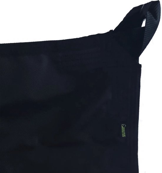 Detail van een zwarte draagtas met groene BRUTUS logo en handvat.