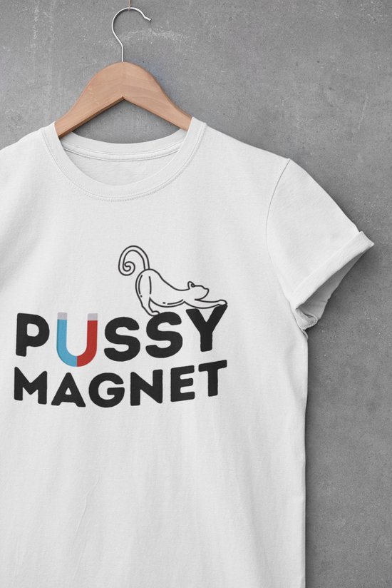 Shirt - Pussy magnet - Wurban Wear | Grappig shirt | Leuk cadeau | Unisex tshirt | Meme shirt | Vaderdag | Dirty shirt | Wit