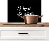 Spatscherm keuken 70x50 cm - Kookplaat achterwand Quotes - Spreuken - Life begins after coffee - Koffie - Muurbeschermer - Spatwand fornuis - Hoogwaardig aluminium