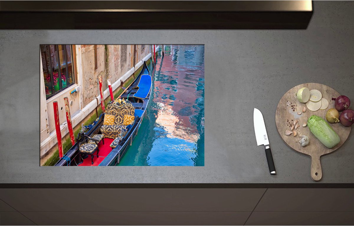 Inductieplaat Beschermer - Blauwe Gondel met Rode en Gouden Details op de Smalle Wateren van Venetië - 70x52 cm - 2 mm Dik - Inductie Beschermer - Bescherming Inductiekookplaat - Kookplaat Beschermer van Zwart Vinyl