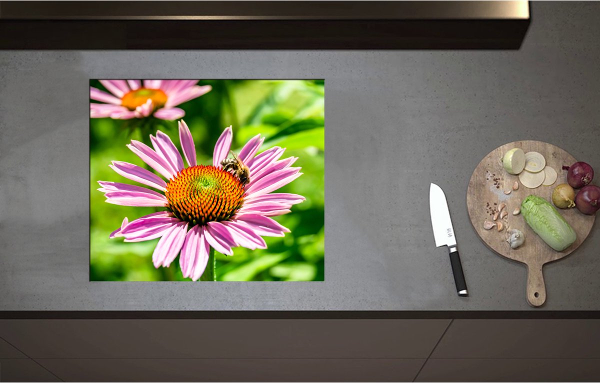 Inductieplaat Beschermer - Bij op Midden van Roze Smalle Bloem - 59x51 cm - 2 mm Dik - Inductie Beschermer - Bescherming Inductiekookplaat - Kookplaat Beschermer van Wit Vinyl