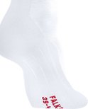 Witte Falke kniehoge sportsok met rode 'FALKE 39-41' tekst op de voet.
