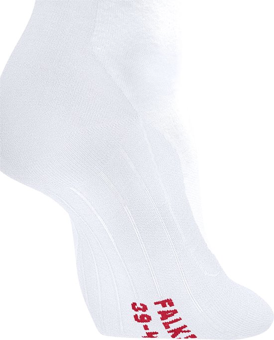 Witte Falke kniehoge sportsok met rode 'FALKE 39-41' tekst op de voet.