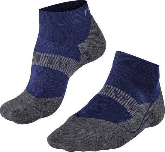 Paar blauwe Falke RU4 sportsokken met grijs accent en Falke logo.