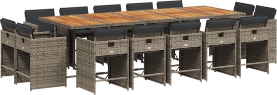 Ensemble de table à manger en polyrotin gris avec plateau en bois et 14 tabourets bas avec coussins gris foncé.